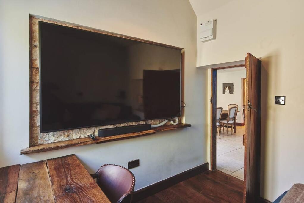 Large Stylish Luxury Cotswold Cottage - Ideal For Families, W/ Ev Charging 앤도버스포드 외부 사진